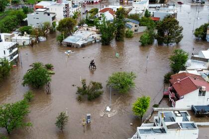 Fotografía de calles inundadas por fuertes lluvias este viernes, en Bahía Blanca. El Ejército argentino se ha involucrado en las tareas de evacuación de residentes de esa ciudad, situada a 650 kilómetros al sur de Buenos Aires y que se encuentra en buena parte bajo el agua tras las intensas lluvias caídas en la madrugada