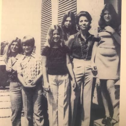 Fotografía de Eunice en 1971, después de salir de prisión, con sus cinco hijos