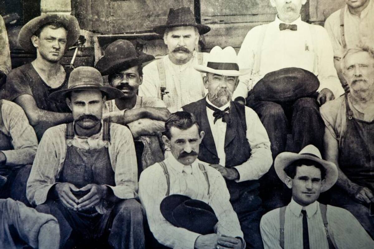 Fotografía de Jack Daniel, en su destilería en Tennessee. El hombre a su derecha podría ser Nearest Green, o uno de los hijos de Green (aaas.umd.edu/Archivo)