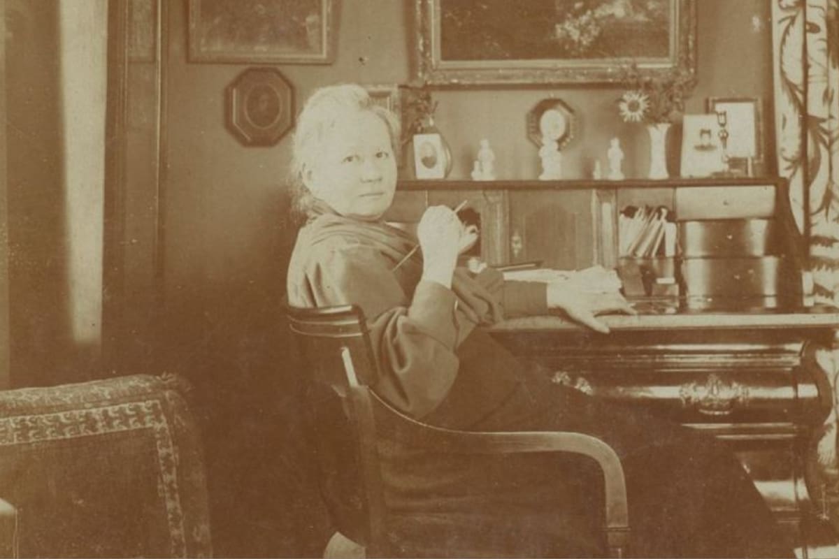 Fotografía de Jo van Gogh-Bonger en el salón de la casa de Koninginneweg 77, Ámsterdam, 1914-1915, con obras de Vincent en la pared