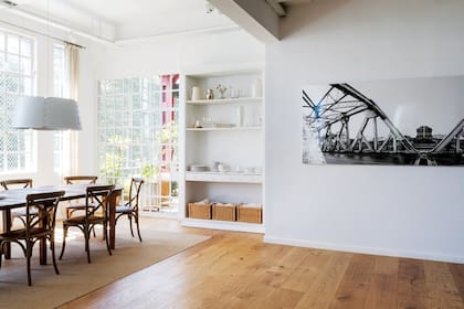 Piso de roble de Eslavonia (Patagonia Flooring), vajillero con canastos de mimbre y fotografía de José Pereyra Lucena.