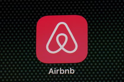 Fotografía de la app de Airbnb en una pantalla de iPad, el sábado 8 de mayo de 2021 en Washington. (AP Foto/Patrick Semansky, Archivo)