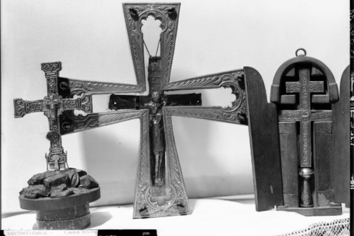Fotografía de la Cruz de Alfonso III junto a otros elementos litúrgicos conservados en la Catedral de Santiago, una de las imágenes históricas que permitió reconstruir el aspecto de la joya desaparecida tras el robo de 1906