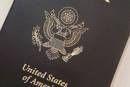 Fotografía de la portada de un pasaporte de Estados Unidos en Washington. (AP Foto/Eileen Putman)