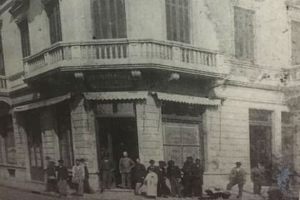 Fotografía de la reinauguración de la casa en el barrio de Monserrat