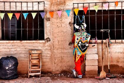 Fotografía de la serie La diablada, de Gaby Herbstein, en el CCK