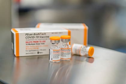 Fotografía de octubre de 2021 facilitada por Pfizer muestra frascos de su vacuna contra Covid-19 para niños en Puurs, Bélgica. Los frascos especiales tienen tapa color naranja para distinguirlas de la vacuna adulta. (Pfizer vía AP)