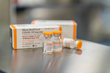 Fotografía de octubre de 2021 facilitada por Pfizer muestra frascos de su vacuna contra COVID-19 para niños en Puurs, Bélgica. Los frascos especiales tienen tapa color naranja para distinguirlas de la vacuna adulta. (Pfizer vía AP)