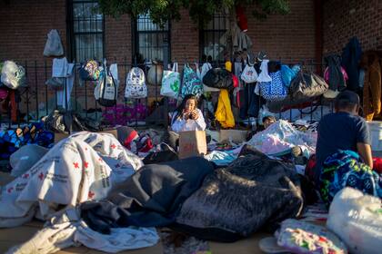 Fotografía del viernes 5 de mayo de 2023, en la que se ve a la migrante venezolana Génesis Rodríguez maquillándose después de despertar en un campamento instalado frente a la Iglesia del Sagrado Corazón en el centro de El Paso, Texas. Mientras reina la confusión en la ciudad fronteriza de El Paso, uno de los puntos de cruce ilegal más concurridos para los migrantes que huyen de la pobreza y los conflictos, varios líderes religiosos se esfuerzan por brindar refugio, asesoramiento legal y oraciones. (AP Foto AP/Andres Leighton)