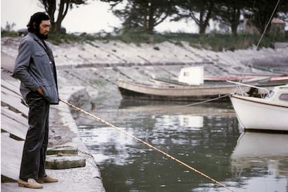 Fotografía facilitada por Editorial Alfaguara de una de las fotografías del escritor argentino Julio Cortázar, que aparecen en el libro "Cortázar de la A a la Z.