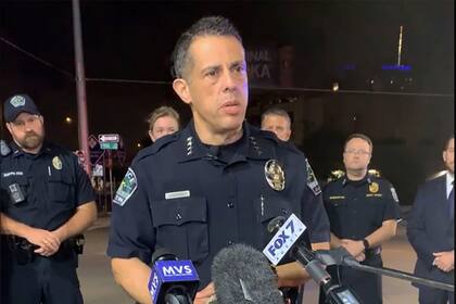 Fotografía facilitada por la policía de Austin muestra al jefe de esa agencia, Joseph Chacon, hablando con los periodistas sobre un tiroteo en esa ciudad de Texas, en las primeras horas del sábado 12 de junio de 2021. (Departamento de policía de Austin vía AP)