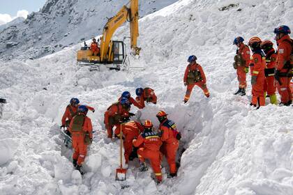 Fotografía publicada por la agencia de noticias Xinhua de socorristas en busca de sobrevivientes tras una avalancha en Nyingchi, en el sureste del Tíbet, China, el viernes 20 de enero de 2023. (Sun Fei/Xinhua vía AP)