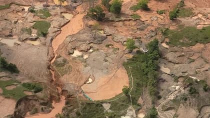Fotografía satelital del impacto medioambiental de la extracción ilegal de oro en Colombia