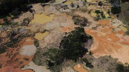 Fotografía satelital del impacto medioambiental de la extracción ilegal de oro en Colombia
