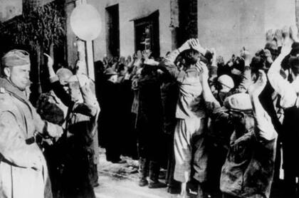 Fotografía tomada durante una redada en el gueto de Varsovia y encontrada en el cuerpo de un soldado alemán muerto en el frente ruso, septiembre de 1942 (Foto: Getty Images)