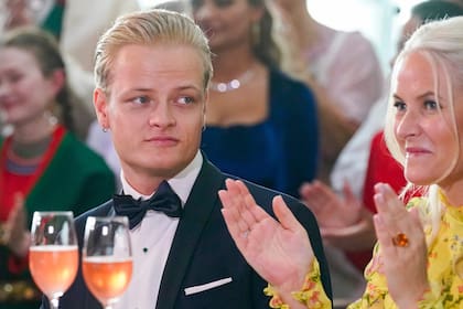Fotografía tomada el 16 de junio de 2022 en Oslo, Noruega, muestra a Marius Borg Høiby sentado junto a su madre, la princesa heredera noruega Mette-Marit
