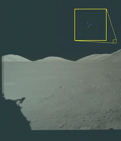 Fotografía tomada en 1972 que muestra tres objetos en formación triangular en el cielo lunar