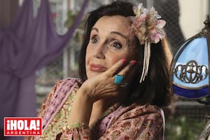 Fotografiada por ¡HOLA! Argentina, junto a un retrato de su juventud. "Muchos me reconocen cuando me ven o por la voz. Y me encanta porque se me acercan con mucho cariño".
