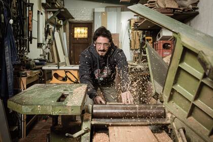 Fotografiado en su taller, el actor devenido carpintero se declara un acumulador serial (recoge toda madera que encuentra en la calle) y fanático de las antigüedades.