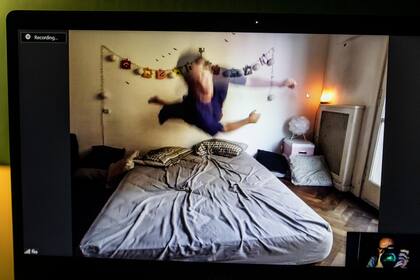 El bailarín Eduardo Virasoro, de El Choque Urbano, en su dormitorio en Buenos Aires