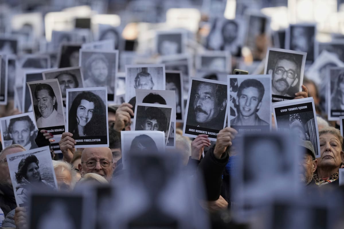 Fotografías de víctimas del atentado durante la ceremonia que conmemoró el 30º aniversario del ataque contra la AMIA, que mató a 85 personas