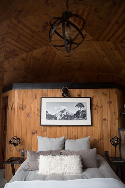Fotografías patagónicas en blanco y negro decoran la única "pared" del domo. Las ventanas y las vistas son protagonistas.