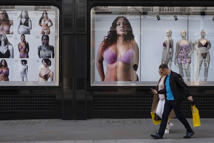 Fotografías publicitarias que muestran modelos de todos los tamaños y etnias mixtas en la vidriera de la exclusiva tienda de lencería Victorias Secret en Bond Street en Londres, Reino Unido