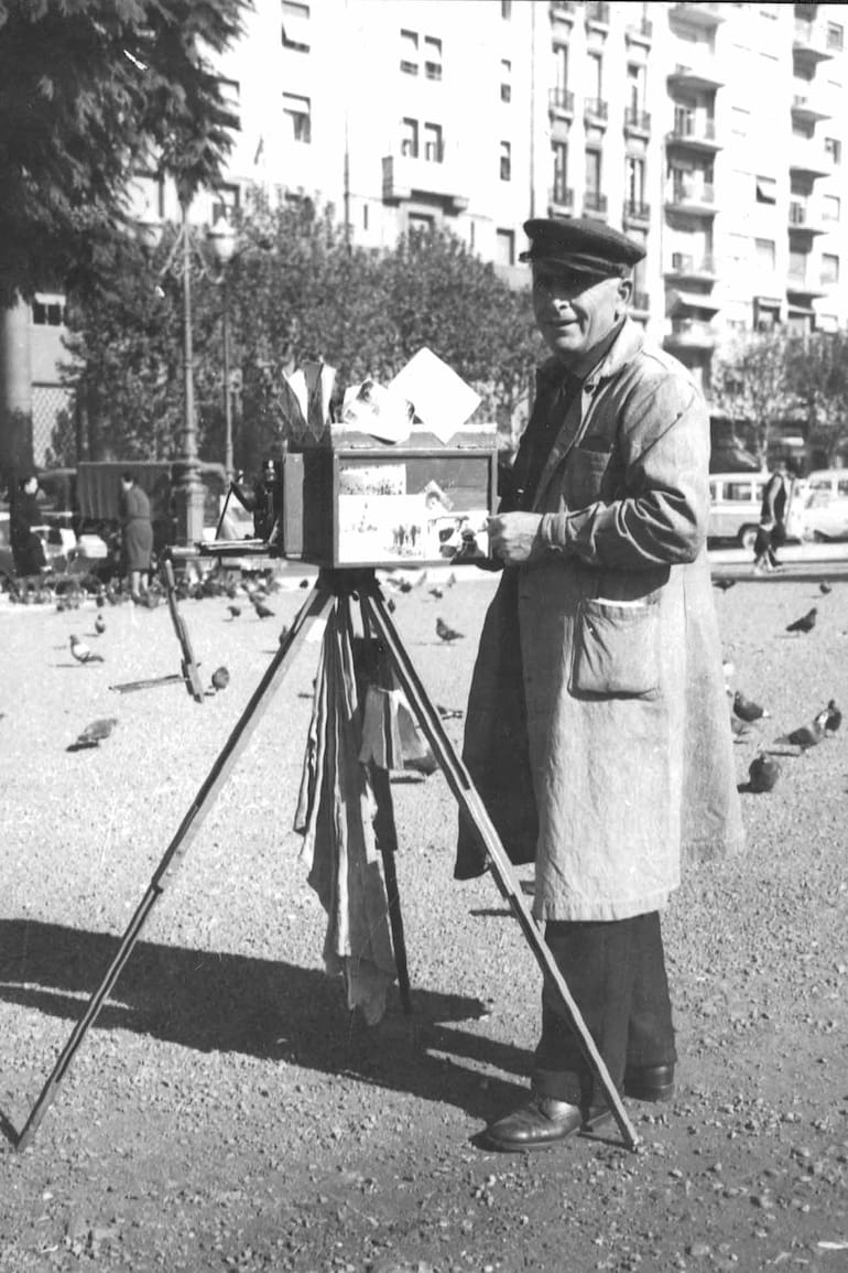 Fotógrafo minutero en la Plaza del Congreso en 1965.