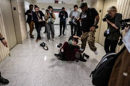 Fotógrafos retratan a una colega empujada por los agentes en los tribunales migratorios de Nueva York