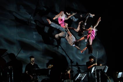 Una escena del espectáculo de Brenda Angiel: la coreógrafa está celebrando 30 años de danza aérea