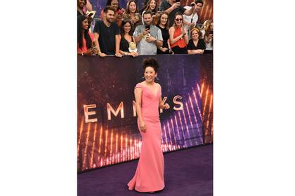 Fotos a ella. Sandra Oh, al pasar por la alfombra púrpura de la gala, luciendo una creación de Zac Posen