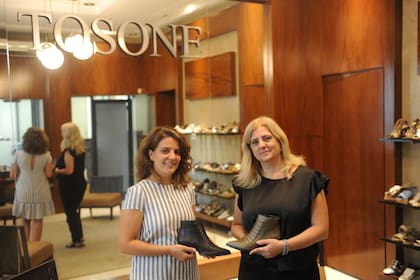 Tosone fue fundada en 1938 por José María Tosone y hoy trabajan en la empresa cinco de sus nietos, que exportan zapatos a Chile, Estados Unidos y Japón