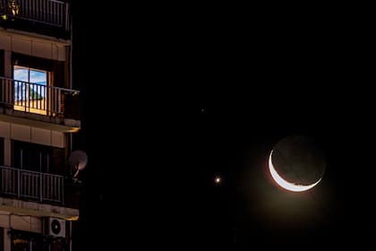 Fotos, consultas y asombro en redes: la conjunción entre la Luna y Venus que se robó las miradas de todos