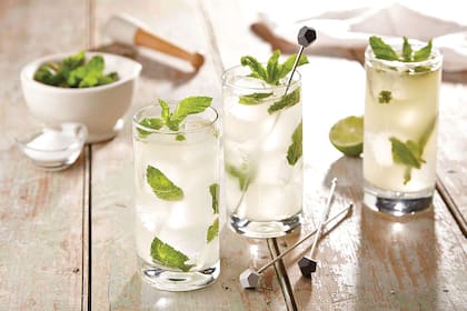 El mojito es uno de los clásicos cocteles que llevan ron