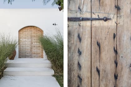 Sobria, la entrada cobra personalidad de la mano del gran portón de madera.