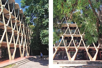 Otra joya arquitectónica de la capital es la Facultad de Arquitectura de la Universidad de Mendoza, diseñada por el italiano Enrico Tedeschi. Está en Paseo Dr. Emilio Descotte 750