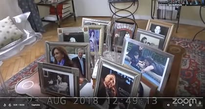 Fotos de la familia Kirchner, en uno de los cuartos del departamento