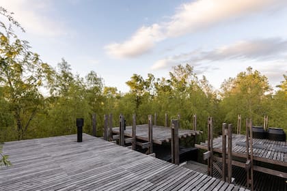 Los sobretechos flotan sobre la casa y se convierten en miradores, lugares para meditar y observar el paso de los días.