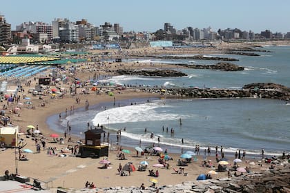 Hasta las playas tienen distancia social garantizada: salvo excepciones, sobra arena y faltan cuerpos al sol.