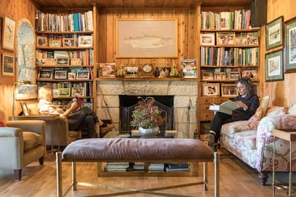 Las nutridas bibliotecas de la casa, un espacio privilegiado para la lectura.