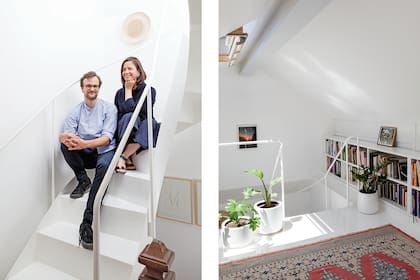 Al incorporar el altillo por medio de un tramo de escalera de chapa -donde están los arquitectos. Florencia Ordóñez y Nik Wenzke-, la casa recuperó un espacio inutilizado y ganó en metros cuadrados.