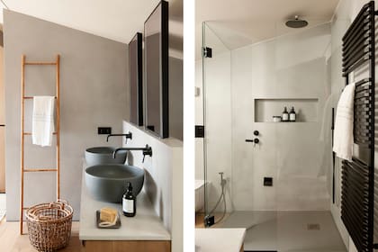 Amoblamiento de pino con mesada de microcemento y bachas de apoyo. Espejos de hierro hechos a medida con laterales en vidrio glaseado para luz led. Box de ducha vidriado con perfiles pintados.