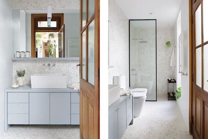 Pusieron una bacha grande, de cocina, para no salpicar: ‘Country’ de Ferrum. Para compensar su altura, el vanitory de MDF laqueado es algo más bajo que lo usual. La pared lateral está revestida con porcelanato (Cerámica San Lorenzo). Mampara (MF Herrería).