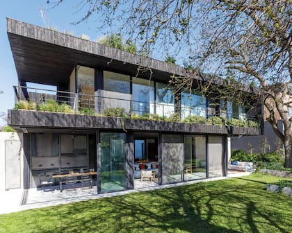 Comedor y living forman un continuado que se abre al jardín y capitaliza metros.