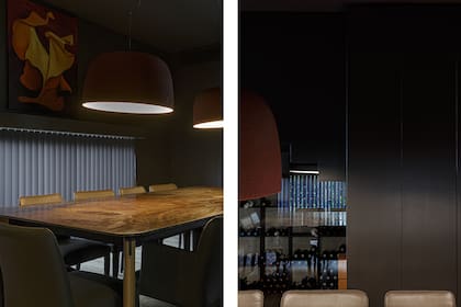Lámparas colgantes (Foscarini). Mesa con tapa de piedra tratada (De Stefano). Sillas (Hábito). El ambiente es ideal para la correcta conservación de etiquetas de vino.