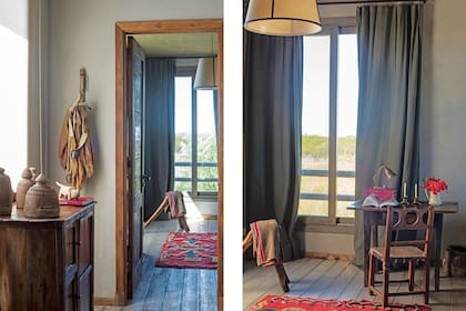 Frente a la ventana, pequeño escritorio de madera.