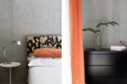 Paredes enteladas en rafia y cortinas de terciopelo color durazno (todo de Caro Deane).