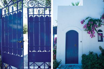 El portón de chapa pintado de azul es una contraseña para los visitantes.