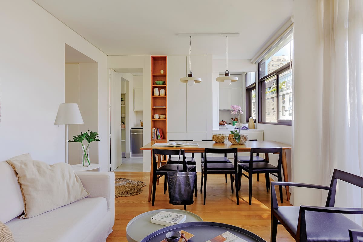 Fotos de un living comedor con sillas ‘Tambor’ en negro mate, personalizadas a pedido con asiento vaqueta negro.