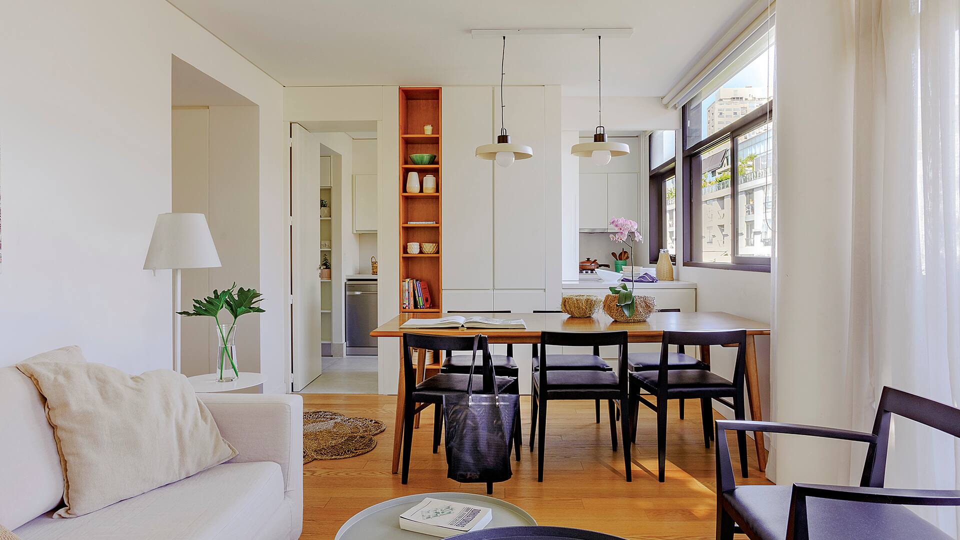 Fotos de un living comedor con sillas ‘Tambor’ en negro mate, personalizadas a pedido con asiento vaqueta negro.